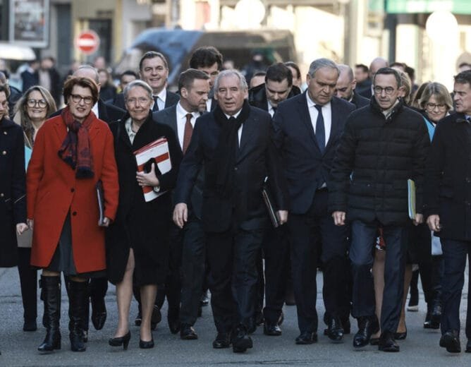 Les ministres arrivent avec d'autres membres du gouvernement à l'Élysée, à Paris, le 3 janvier 2025, pour leur premier conseil des ministres depuis leur nomination le 24 décembre 2024. © Christophe Petit Tesson, AFP